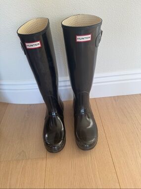 HUNTER! LIKE NEW! WORN ONCE!GLOSS Black Knee-High Rain Boots COMES W/NEW SOCKS!